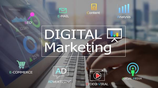 Foto mit Digital Marketing Schriftzug und verschiedenen Icons für digitale Marketingdisziplinen