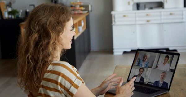Junge Frau ist im Webinar und sie ist in der Diskussion mit anderen Online Teilnehmenden