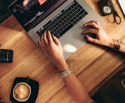 Top Ansicht auf einen Schreibtisch mit Laptop und Videocam in unserem Media Creation Expert Kurs
