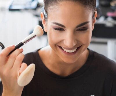 Eine Frau wird geschminkt mit Pinsel und Rouge in unserem Gründercoaching Beauty & Gesundheit