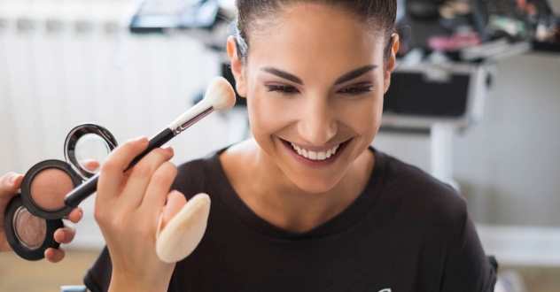 Eine Frau wird geschminkt mit Pinsel und Rouge in unserem Gründercoaching Beauty & Gesundheit