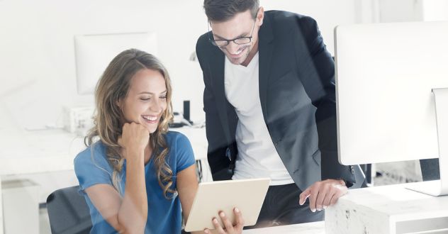 Mann und Frau schauen gemeinsam auf ein Tablet in unserem Social Media Coaching