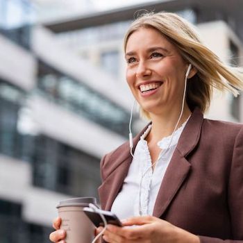 Business Frau mit Smartphone und Becher