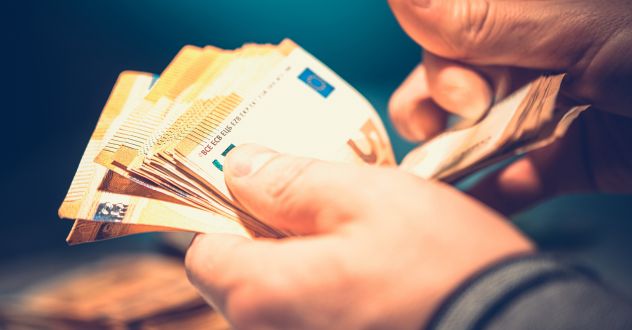 Nahaufnahme Geldscheine in der Hand
