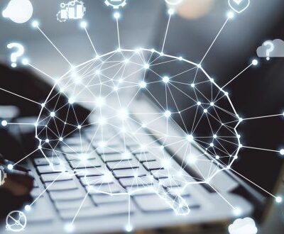 Tastatur mit Vernetzungen zu unterschiedlichen Icons als Symbol für KI
