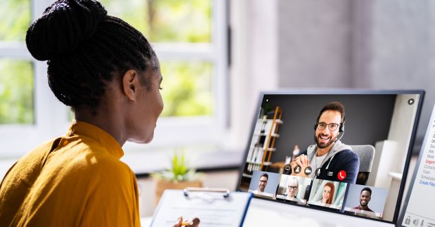 Frau sitzt im Online Meeting