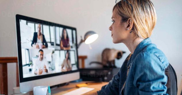 Eine Frau nimmt an einer Online Konferenz teil in einer Weiterbildung in Teilzeit