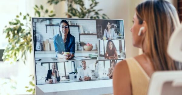 Eine Frau nimmt an einer virtuellen Weiterbildung in KI und agilen Arbeitsmethoden teil. Sie ist mit mehreren Teilnehmenden in einem Online-Meeting verbunden.