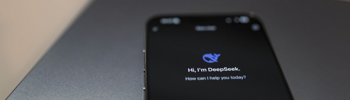 Smartphone mit geöffneter KI-Anwendung „DeepSeek“ auf dem Bildschirm – ein Beispiel für den Einsatz von KI im Berufsalltag