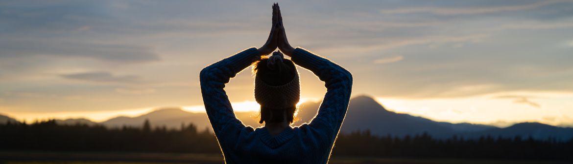 Im Einklang mit sich selbst: Eine Person stärkt ihr berufliches Mindset durch bewusste Pausen und Fokussierung in der Natur