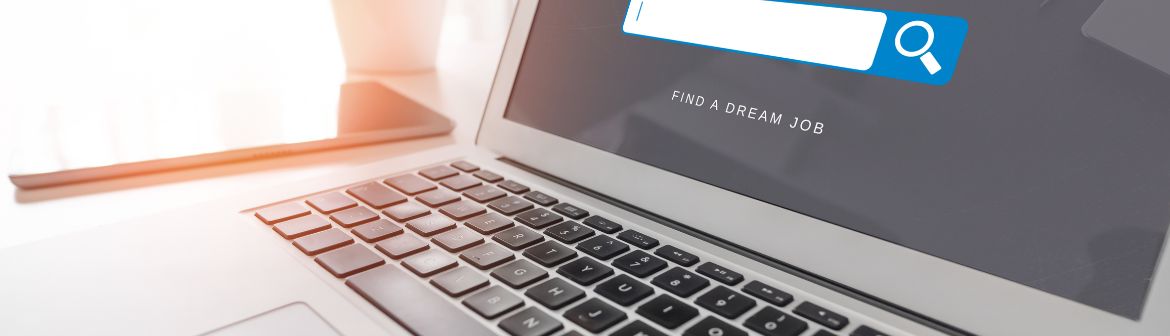Aufgeklapptes Laptop mit einer Suchmaske, unter der zu lesen ist: Find a dream job.